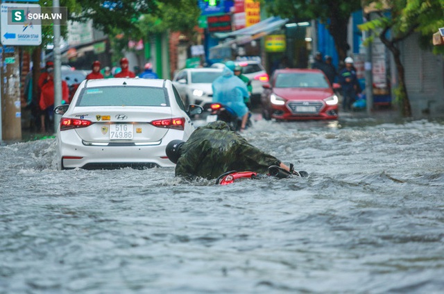 Người Sài Gòn ngã sõng soài trong mưa lớn, sinh viên cõng nhau dưới mưa qua biển nước Thảo Điền - Ảnh 10.