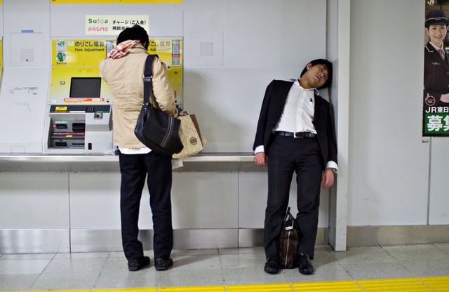Bộ ảnh đáng sợ về cuộc sống của dân công sở Nhật: Say xỉn là nghĩa vụ, làm việc như máy và thờ ơ với tình dục - Ảnh 2.