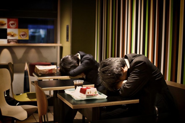 Bộ ảnh đáng sợ về cuộc sống của dân công sở Nhật: Say xỉn là nghĩa vụ, làm việc như máy và thờ ơ với tình dục - Ảnh 4.