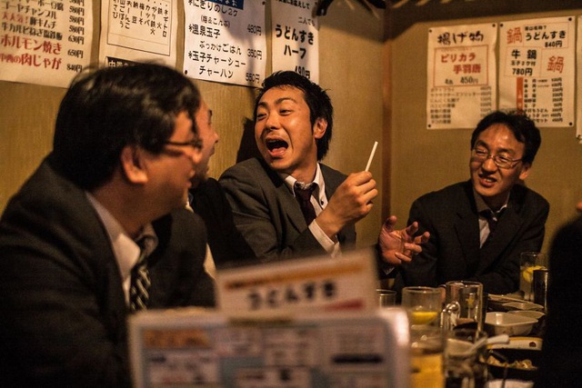 Bộ ảnh đáng sợ về cuộc sống của dân công sở Nhật: Say xỉn là nghĩa vụ, làm việc như máy và thờ ơ với tình dục - Ảnh 9.