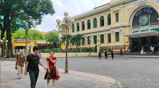 Nhiều điểm du lịch ở Sài Gòn vắng khách sau dịch COVID-19 - Ảnh 1.