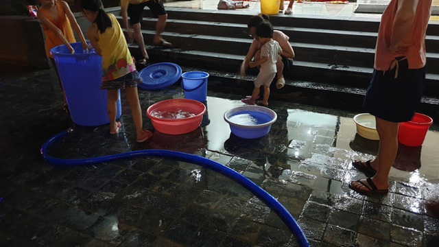 Nắng nóng 40 độ, cư dân chung cư cao cấp tại Hà Nội khổ sở vì bị cắt nước - Ảnh 3.