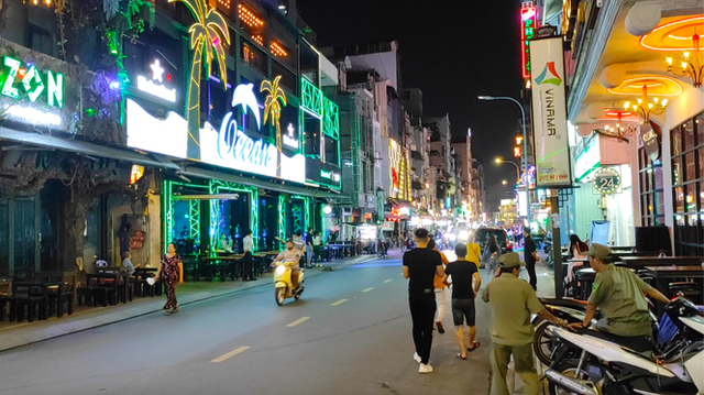 Nhiều điểm du lịch ở Sài Gòn vắng khách sau dịch COVID-19 - Ảnh 6.
