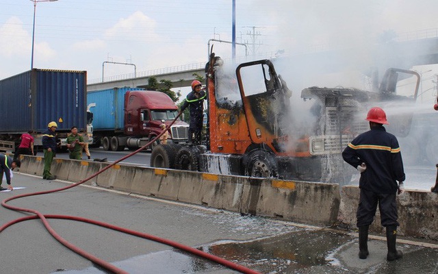 Xe container cháy ngùn ngụt trên xa lộ Hà Nội - Ảnh 2.