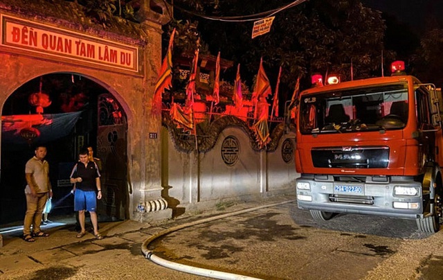  Hà Nội: Đền Quan Tam Lâm Du ở Long Biên cháy dữ dội trong đêm - Ảnh 2.