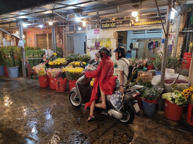 Đêm trước tết Đoan ngọ, người dân đội mưa đến chợ hoa lớn nhất Sài Gòn - Ảnh 2.