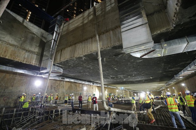 Trắng đêm đổ bê tông hợp long ga ngầm trên phố Kim Mã  - Ảnh 1.