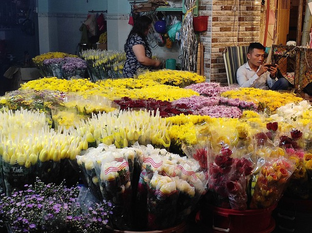 Đêm trước tết Đoan ngọ, người dân đội mưa đến chợ hoa lớn nhất Sài Gòn - Ảnh 3.