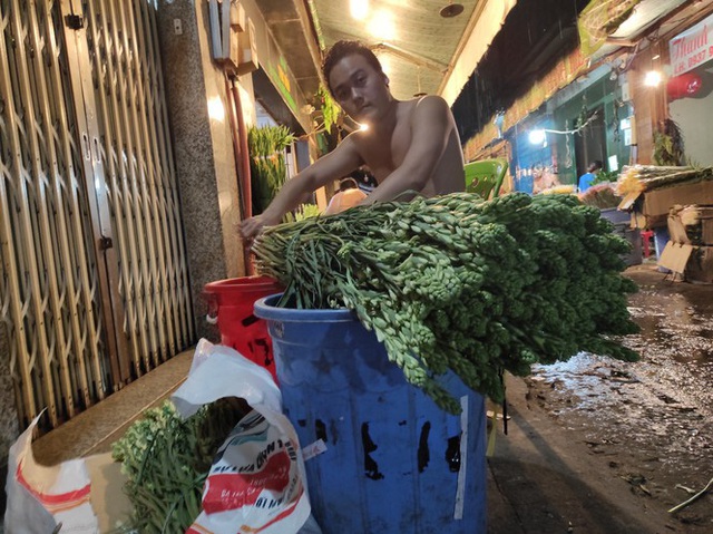 Đêm trước tết Đoan ngọ, người dân đội mưa đến chợ hoa lớn nhất Sài Gòn - Ảnh 5.