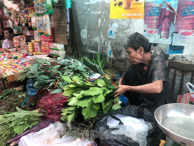 Tết Đoan Ngọ, lá xông, bánh ú nước tro đắt như tôm tươi - Ảnh 5.