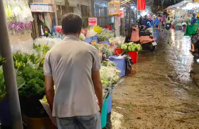 Đêm trước tết Đoan ngọ, người dân đội mưa đến chợ hoa lớn nhất Sài Gòn - Ảnh 7.
