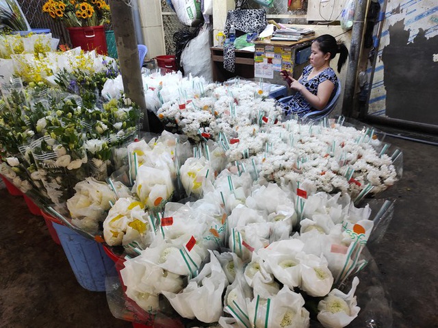 Đêm trước tết Đoan ngọ, người dân đội mưa đến chợ hoa lớn nhất Sài Gòn - Ảnh 8.