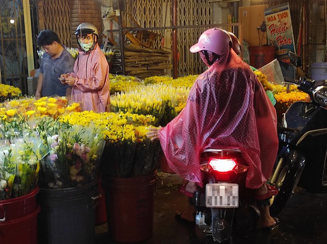 Đêm trước tết Đoan ngọ, người dân đội mưa đến chợ hoa lớn nhất Sài Gòn - Ảnh 9.