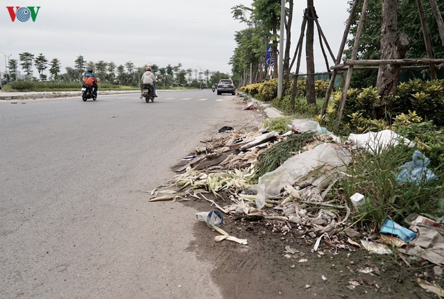 Rác thải ngập ngụa trên đại lộ mới 1.500 tỷ ở Hà Nội - Ảnh 1.