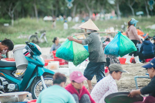 Chợ cá lúc bình minh bên đường Hoàng Sa - Ảnh 13.