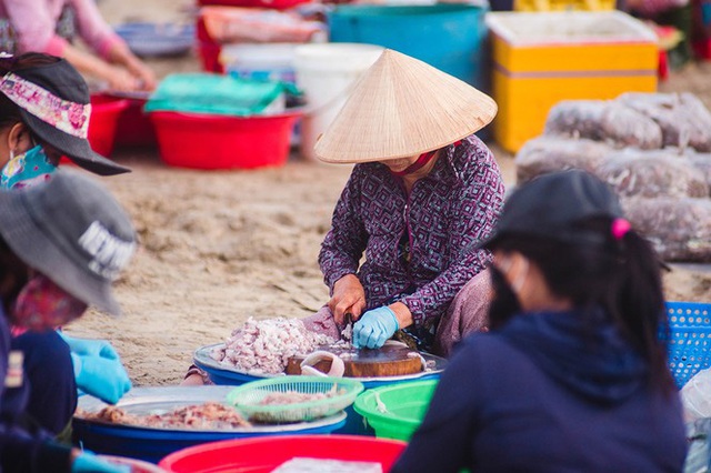 Chợ cá lúc bình minh bên đường Hoàng Sa - Ảnh 4.