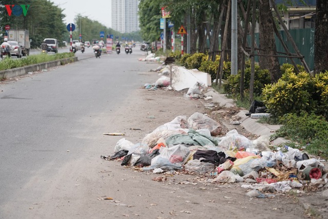 Rác thải ngập ngụa trên đại lộ mới 1.500 tỷ ở Hà Nội - Ảnh 4.