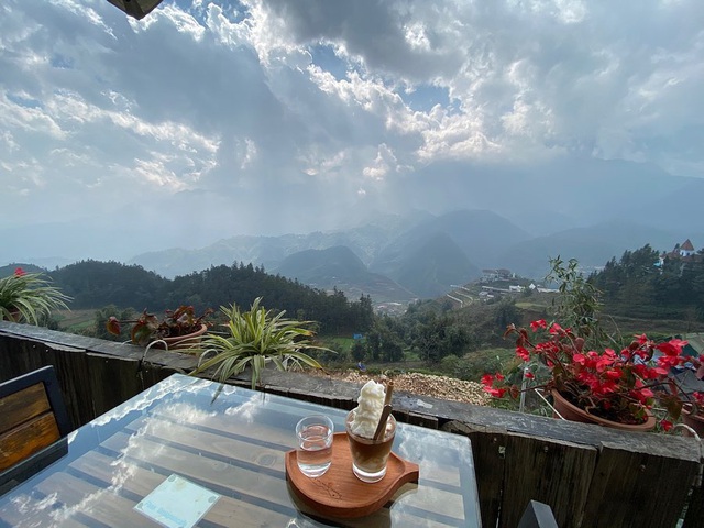 Đến 5 quán cà phê view đẹp độc đáo tại Sapa để có thể “chạm tay vào mây”: Trải nghiệm không gian đồi núi hùng vĩ, mây trời thơ mộng cho một kỳ nghỉ khó quên - Ảnh 9.