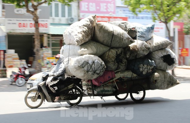 Muôn kiểu chống chọi nắng nóng như đổ lửa của người lao động Hà Nội  - Ảnh 18.