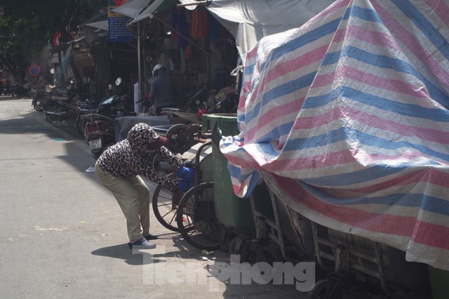 Muôn kiểu chống chọi nắng nóng như đổ lửa của người lao động Hà Nội  - Ảnh 19.