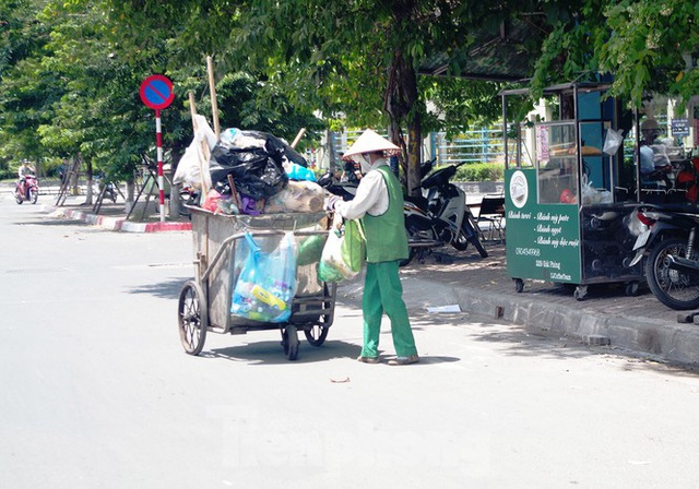 Muôn kiểu chống chọi nắng nóng như đổ lửa của người lao động Hà Nội  - Ảnh 20.