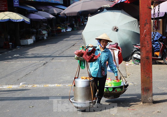 Muôn kiểu chống chọi nắng nóng như đổ lửa của người lao động Hà Nội  - Ảnh 21.