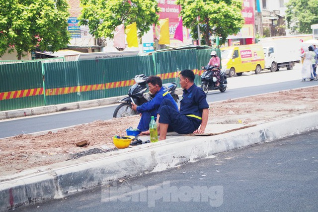 Muôn kiểu chống chọi nắng nóng như đổ lửa của người lao động Hà Nội  - Ảnh 8.