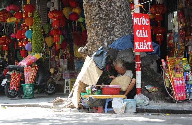 Muôn kiểu chống chọi nắng nóng như đổ lửa của người lao động Hà Nội  - Ảnh 10.