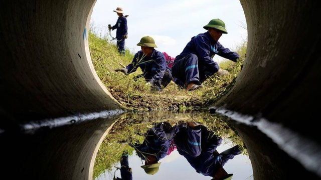 Ảnh: Nhân viên sân bay Nội Bài đẫm mồ hôi làm việc giữa nắng thiêu đốt - Ảnh 10.