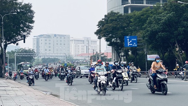 Bầu trời Sài Gòn âm u, chìm trong sương mù - Ảnh 1.