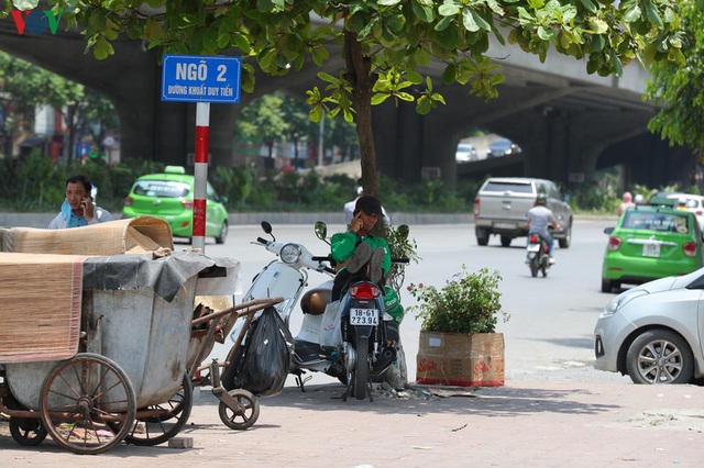 Người dân chật vật vì cái nóng “như thiêu đốt” trên đường phố Hà Nội - Ảnh 11.