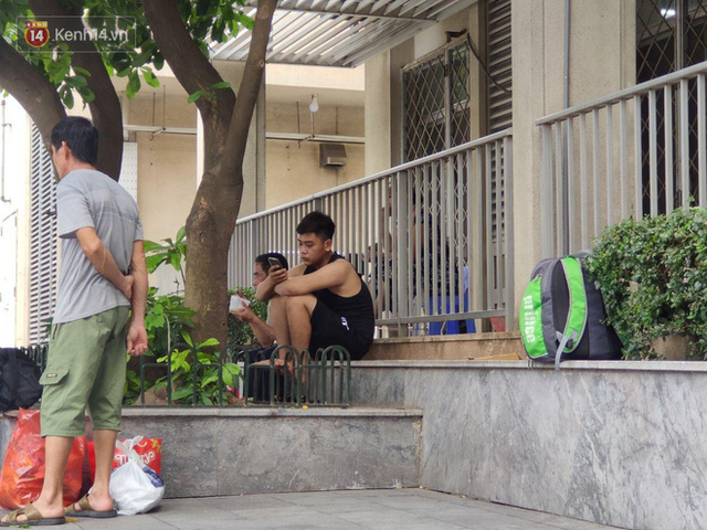 Ảnh: Nắng nóng gần 40 độ C ở Hà Nội, người nhà bệnh nhân vạ vật gần hành lang, dưới bóng cây trong bệnh viện - Ảnh 16.