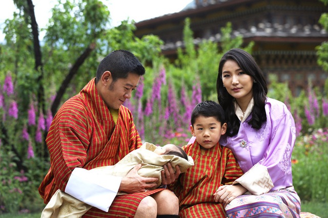 Hoàng hậu vạn người mê Bhutan đón tuổi mới chỉ bằng một tấm hình nhưng cũng đủ khiến hàng triệu người xốn xang vì quá hoàn mỹ - Ảnh 3.