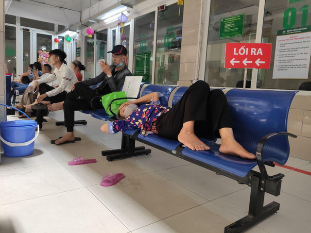 Ảnh: Nắng nóng gần 40 độ C ở Hà Nội, người nhà bệnh nhân vạ vật gần hành lang, dưới bóng cây trong bệnh viện - Ảnh 6.