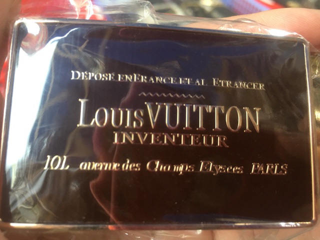 Phát hiện hàng ngàn dây lưng da Louis Vuitton, áo phông nam gắn nhãn LV... giá chỉ 20.000 đồng/chiếc tại chợ Ninh Hiệp - Ảnh 4.