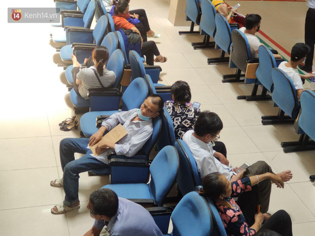 Ảnh: Nắng nóng gần 40 độ C ở Hà Nội, người nhà bệnh nhân vạ vật gần hành lang, dưới bóng cây trong bệnh viện - Ảnh 7.