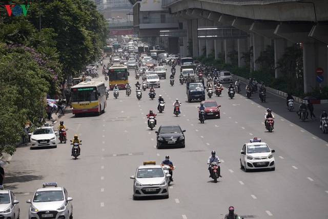 Người dân chật vật vì cái nóng “như thiêu đốt” trên đường phố Hà Nội - Ảnh 8.