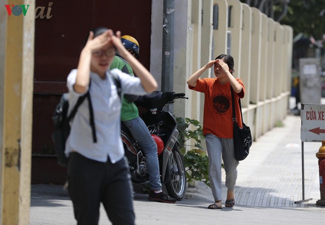 Người dân chật vật vì cái nóng “như thiêu đốt” trên đường phố Hà Nội - Ảnh 9.
