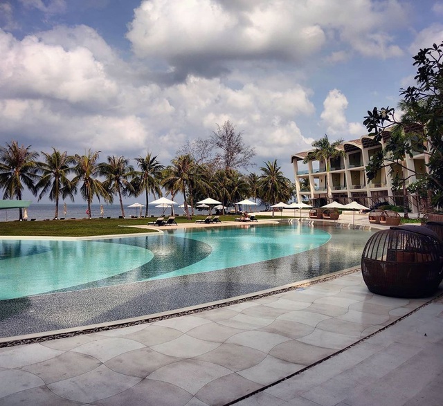 6 resort 5 sao sở hữu hồ bơi độc đáo bậc nhất đảo ngọc Phú Quốc đang có giá rẻ, giảm sâu đến không ngờ: Còn gì tuyệt hơn ngắm hoàng hôn, đắm mình trong làn nước xanh trong vắt - Ảnh 6.