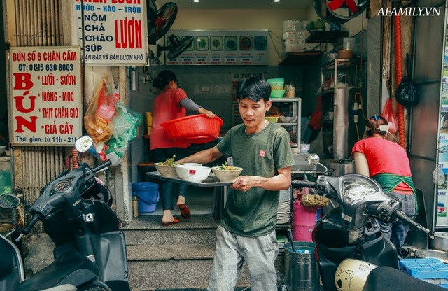 Ngày hè vừa ăn bát miến lươn 30 năm tuổi phố Chân Cầm, vừa nghe bà chủ kể chuyện xưa ôm bụng bầu đi bán rong khắp phố cổ mưu sinh - Ảnh 1.