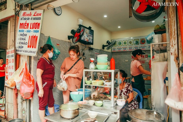 Ngày hè vừa ăn bát miến lươn 30 năm tuổi phố Chân Cầm, vừa nghe bà chủ kể chuyện xưa ôm bụng bầu đi bán rong khắp phố cổ mưu sinh - Ảnh 2.