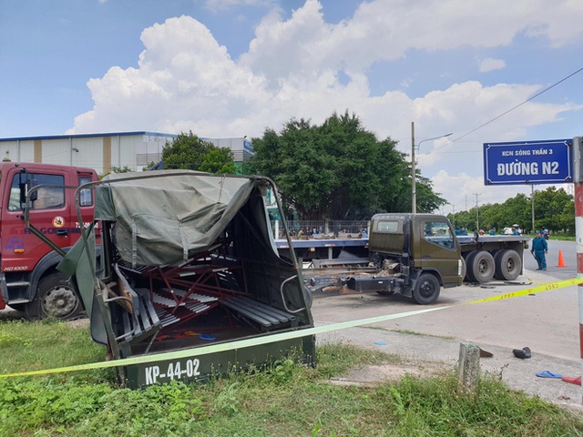  Xe container hất văng xe thùng biển đỏ, 7 người thương vong nằm la liệt trên đường - Ảnh 1.