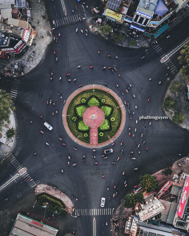 Không tin vào mắt mình trước bộ ảnh chụp Sài Gòn từ trên cao đang “gây bão” MXH: Xem hình, bạn đoán được đúng tên bao nhiêu địa điểm? - Ảnh 22.