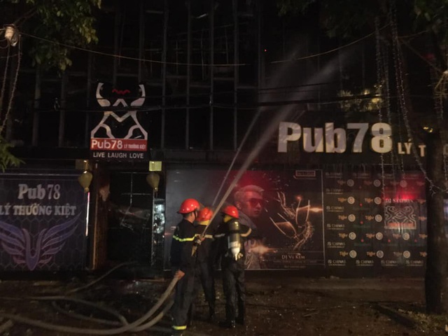  Cận cảnh quán bar lớn ở TP Vinh bốc cháy ngùn ngụt trong đêm  - Ảnh 3.