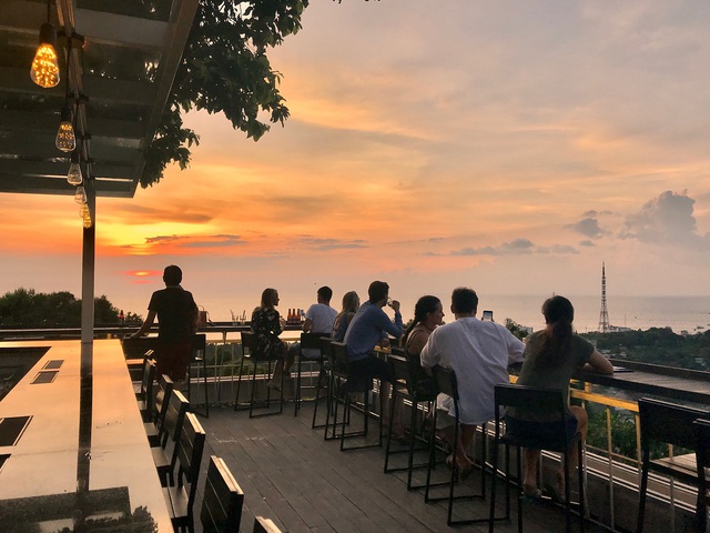 Nếu đến Phú Quốc, đừng bỏ qua 8 quán cà phê view biển sang chảnh này: Nơi hoàn hảo để ngắm hoàng hôn, lên hình đẹp đến ngỡ ngàng - Ảnh 6.
