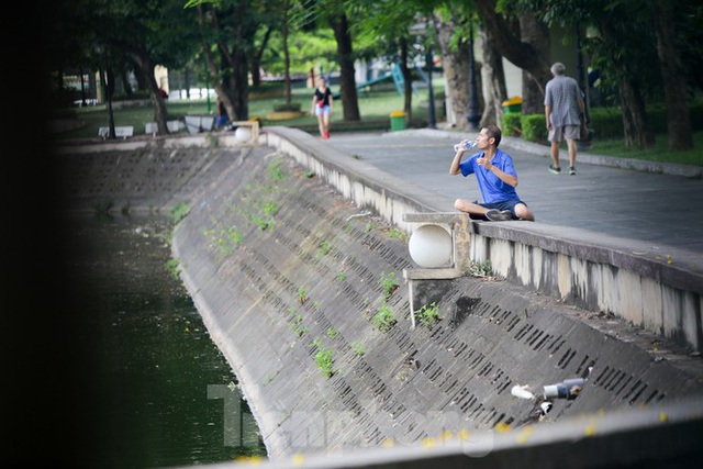 Người dân Hà Nội đổ về công viên, hồ nước, gầm cầu trốn nắng nóng thiêu đốt - Ảnh 2.