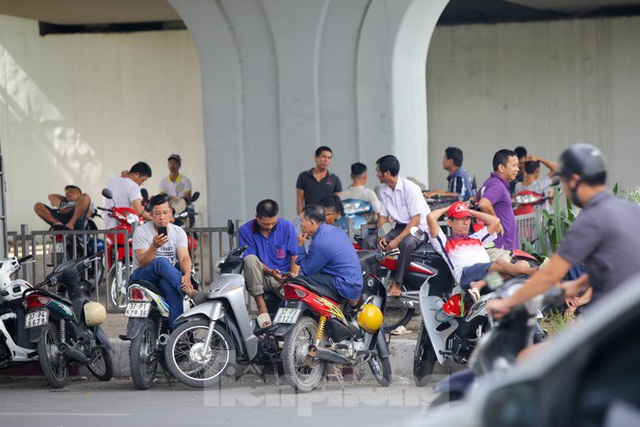 Người dân Hà Nội đổ về công viên, hồ nước, gầm cầu trốn nắng nóng thiêu đốt - Ảnh 4.