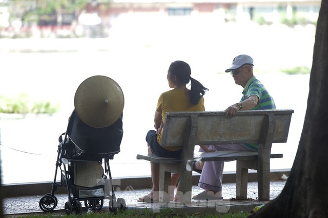 Người dân Hà Nội đổ về công viên, hồ nước, gầm cầu trốn nắng nóng thiêu đốt - Ảnh 10.