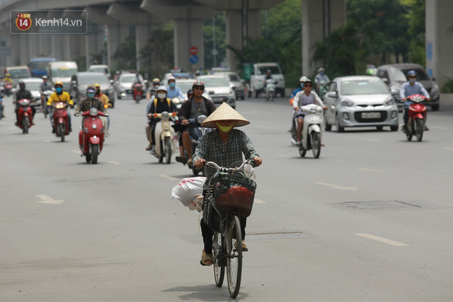 Nỗi vất vả của những người Hà Nội phải làm việc hàng tiếng bên bếp lửa, dưới nắng nóng hơn 40 độ C: Nấu ăn, nướng thịt mùa này chẳng khác nào cực hình - Ảnh 1.