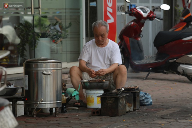 Nỗi vất vả của những người Hà Nội phải làm việc hàng tiếng bên bếp lửa, dưới nắng nóng hơn 40 độ C: Nấu ăn, nướng thịt mùa này chẳng khác nào cực hình - Ảnh 11.